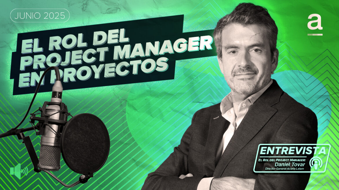 Profesionales liderando un proyecto de construcción con planos y cronograma, representando el rol del Project Management en la transformación de proyectos.